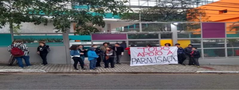 Alunos do Colégio Oswald de Andrade apoiam a manifestação na frente do colégio